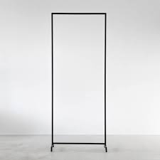 無垢鉄のフレームで仕上げたシンプルなハンガーラック 無駄を省いた 細く繊細なラインと アイアンの素材感がマッチングして 独特の佇まいがあります 全体的にシンプルなデザインなので 主張しすぎず 洋服を品良く引き立てます お部屋に置いていただくことは