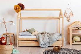Que ce soit sur un lit cabane à même le sol ou un lit bébé plus classique ouvert à tous les câlins du soir, cette barrière de lit empêchera les petits intrépides de très douce au toucher, la barrière de lit cabane est également un accessoire qui distille modernité et originalité dans l'univers de vos enfants. Lit Cabane 20 Idees Deco Pour Les Enfants