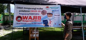 Masyarakat diwajibkan memakai masker jika berada di area pantai losari yang berlokasi di jl hanya saja, pengunjung yang datang ke pantai losari wajib menerapkan protokol kesehatan. Infopublik Spanduk Imbauan Wajib Gunakan Masker
