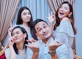 Salah satunya adalah panji saputra yang memerankan karakter pak tirta, sosok. Potret 3 Istri Pak Tirta Di Sinetron Zahra Masih 15 Tahun