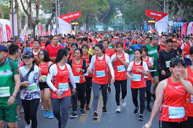 Marathon techcombank 2019 giữ nguyên các cự ly tiêu chuẩn gồm marathon (42,2 km), bán marathon (21,1 km), 10 km, 5 km và những cự ly ngắn dành cho vận động viên nhí từ. Giáº£i Marathon Quá»'c Táº¿ Tp Hcm Techcombank 2019 Man Trinh Diá»…n Lá»›n Thuc Ä'áº©y Tiá»m NÄƒng Con NgÆ°á»i Doanhnhanplus Vn