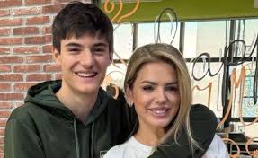 Aos 17 anos, filho discreto de Fábio Jr. reaparece em foto com a mãe
