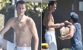Every time a different style, a different personality! Bernard Tomic Picks Up Food Delivery At His Girlfriend Vanessa Sierra S House Daily Mail Online