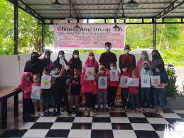 Despite being tired, they are still happy. Tidak Mendapat Sambutan In English