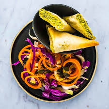 Bricks Aux Blettes Comme Des Spanakopitas La Cerise Sur Le Maillot Recette En 2020 Blette Recette De Blettes Recettes De Cuisine