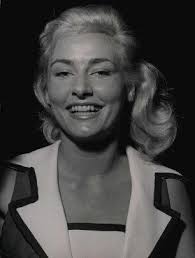 Elga Sorge macht der Kirche zu schaffen.Feministische Theologin wegen  "ketzerischer Äußerungen" in die Bibliothek "abgeordnet"