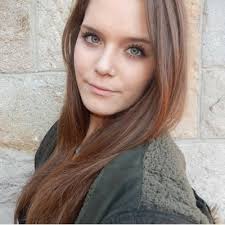 Anna Komaromi (@anna_komaromi)