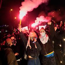 Istanbul protests: Riot police clash with '300,000' people in Turkey