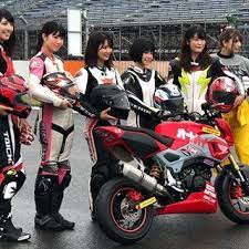 ビミョーな路面状態ですが 今日は de耐 の公式練習日 タイヤもブレーキパッドも新品 エンジンはオーバーホールしたて そしてウエット路面 頑張ります 梅本まどか 平嶋夏海 大関さおり 美環 みかん mikan 葉月美優 オートバイ女子部 aut 女性
