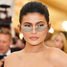 Currently, kim kardashian's net worth is estimated to be $900 million, roughly earning $50 million every year. Kylie Jenner Net Worth How Much Is Kylie Jenner Worth