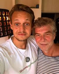 Entra e non perderti neanche una parola! Nemo Moter En Van Hurra Nemomoter Avsnitt 147 Ar Nu Slappt Jakob Eklund Gastar Vi Pratar Unga Faderskap Tusenbroder Mobbing Pip Larssons Improvisation Droger Terapi Stjarnorna Pa Slottet Att Forlora Sin Pappa