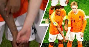 By danny gallagher for mailonline. De Jong Joins Wijnaldum In Goal Celebaration To Send Powerful Message Againgst Racism Tribuna Com