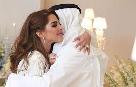 ونشرت فوز الفهد عبر حسابها على انستقرام صورة تجمعها بعريسها رجل الأعمال عبداللطيف الصراف، حيث كانت تحتضن وجنتيه بكفيها، وتنظر إليه بحب واضح، وعلقت عليها بقولها: Ù…Ù†Ø²Ù„ ÙÙˆØ² Ø§Ù„ÙÙ‡Ø¯