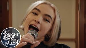 Benee Ft Gus Dapperton Supalonely Tv Debut In 2020 Lonely Song Songs Roy Orbison