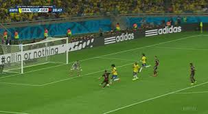 Y así, el gol del siglo se construyó frente a la incredulidad de todos los presentes: Gif Los 7 Mayores Desastres De La Historia De La Humanidad Yorokobu