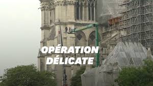 Ce qui n'était alors qu'un hameau connaît un. Notre Dame De Paris Demontage De L Echafaudage De La Fleche Youtube