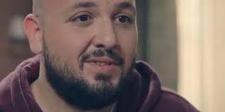 رفعت إسماعيل طبيب أمراض الدم المصريّ المتقاعد، الشخصية الرئيسية في السلسلة، وراوي الأحداث بطل مضاد ، لا يمتاز بأي مقومات بطولة جسمانية متعارف عليها، ويميل إلى تجنب المشاكل، غير أن خطاه تقوده إلى التورط في. Jktadiykepd5am