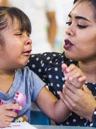 Lágrimas y sonrisas en el primer día de escuela en Phoenix