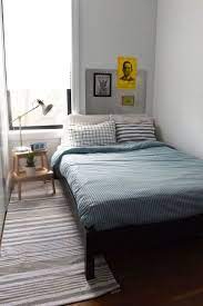 Meja Nakas Untuk Kamar Mungil Small Apartment Bedrooms College Bedroom Decor Small Room Bedroom