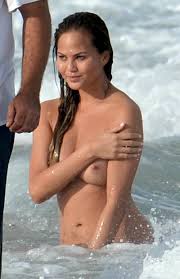 Chrissy Teigen beach oops Porn Pic - EPORNER
