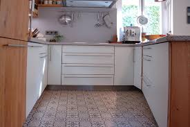 Um perfekte harmonie in der küche zu erreichen, wurden backofen und mikrowelle fablich passend gewählt. Kuche Aus Holz Und Weissem Glas