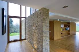 Entree Lumineuse Avec Cloison En Parement De Pierres Naturelles Artau Architectures Photo N 78 Domozoom Cloison Maison D Architecture Maison Contemporaine