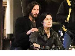 Matrix 4 Keanu Reeves E Il Cast Partecipano Alla Festa Di Fine Riprese A Berlino Violando Le Restrizioni Per Il Covid 19 Corriere It