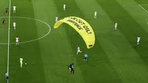 Deutsche fußballfans verfolgen am samstag, 19. Deutschland Frankreich Fallschirmspringer Sorgt Fur Schock Bei Em Spiel Stern De