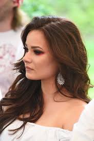 Natalia Szroeder na konferencji. Nie jesteśmy fanami jej stroju, za to  makijaż PRZEPIĘKNY