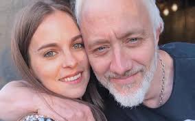 La historia de amor de Andy Kusnetzoff y la productora Flor Suárez: se  conocieron en la radio, comenzaron a salir en secreto, él tiene 15 años más  que ella y hoy son