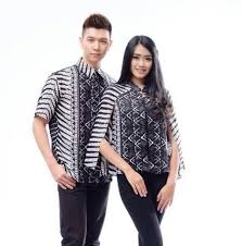 Desain baju lebaran sarimbit ini akan memberi kesan harmonis pada setiap keluarga yang memakainya dan memiliki aksen yang simpel tetapi tet. Mau Tampil Serasi Di Pesta Pernikahan Kamu Bisa Banget Pakai Baju Batik Couple Yang Oke Ini