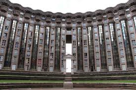 A Deux Pas De Paris La Spectaculaire Cite Retro Futuriste D Abraxas Architecture Antique Lieux A Visiter Paris Porte Paris