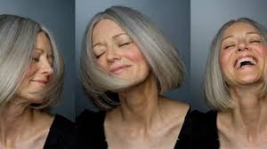 Les cheveux blancs ne sont pas une fatalité : Comment Porter Les Cheveux Blancs A 60 Ans Femme Actuelle Le Mag