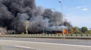 Pompierii care intervin pentru lichidarea incendiului izbucnit sâmbătă dimineaţa lângă alba iulia, unul de proporţii. 0zwejiwc7kwhlm