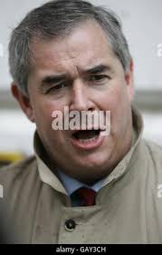 Fiona McKeown, la mère de Scarlett Keeling, âgée de 15 ans, assassinée à  Goa, quitte le Bureau des affaires étrangères et du Commonwealth à Londres,  après avoir rencontré Lord Malloch-Brown pour faire