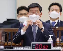 변호사(辯護士, attorney)는 사전적인 의미로는 국가로부터 독점적 지위를 가지는 법률에 규정된 자격을 가지고 소송 당사자나 관계인의 의뢰 또는 법원의 결정에 따라 피고나 원고를 변론하며 그 밖의 법률에 관한 업무에 종사하는 사람을 말한다. Dq Iqnysbo2 Bm