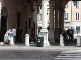 Cosa succede se non hai la liquidità in denaro per riscattare i pegni?. Brescia I Poveri Del Virus Fila Di Ore Al Banco Dei Pegni Servono Soldi Subito Corriere It
