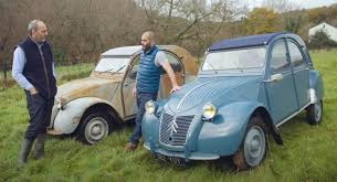 Chris Harris Drag Races His Glorious Citroen 2cv Against Another 2cv Carscoops Citroen 2cv Vintage Vw Bus Citroen