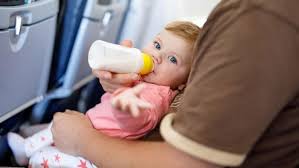 In den ersten lebensmonaten sollte abgewogen werden, ob eine flugreise notwendig ist. Fliegen Mit Baby Was Sie Unbedingt Dabei Haben Mussen