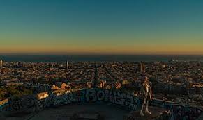 More than 400 live concerts, international festivals, plans for the evenings so you can escape the heat and enjoy the peace and quiet of the night, cultural activities across the city, food to suit all tastes… and the sea, beaches, boulevards, gardens, shops… Barcelona Wikipedia