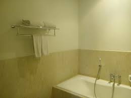 Luxuriously comfortable 42 sqm executive suites offer a separate bedroom with king bed and living area, bathroom with bathtub, remarkable views of semarang city and pool, and private balcony. Clean Bathroom With Bathup Gambar Quest Hotel Simpang Lima Semarang Tripadvisor