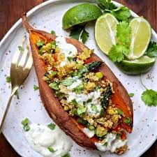 Quelle Bonne Idee Cette Patate Douce Farcie Au Quinoa Legumes Deliciousmartha Sweetpotato Patatedouce Patates Douces Farcies Quinoa Legumes Patate Douce