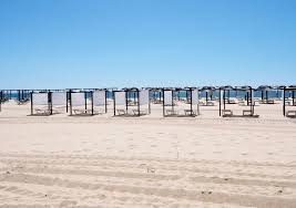 A praia da ilha de tavira, a praia da terra estreita, praia do barril e a praia do homem nu. Beach Huts On Beach At Praia Do Barril Tavira Portugal Stock Image Image Of Dunes Huts 140723203