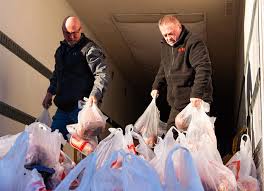 Ben je helemaal hierheen gescrold om over christmas dinners te lezen? Lincoln First Responders Team With Hy Vee To Give Away 300 Hams Local Journalstar Com