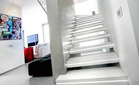 Minimalist Marble Staircase Gives Modern Vibe With Ambiance Lighting Modern Staircase Staircase Design Escalier Design