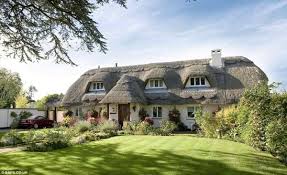 Traditional country cottages that look like something from a chocolate box! England S Most Beautiful Thatched Cottage With Seaside View To Die For Can Be Yours For 3million Homecrux Thatched Cottage Cottages England Pretty Cottage