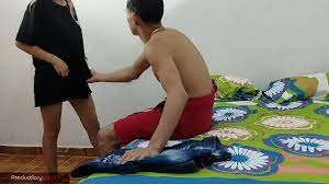 dejo desnudo a mi amigo, le veo la tremenda verga y me provoco chupársela  hasta hacerlo correr en mi coño - XNXX.COM