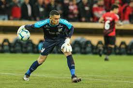Com lesão no joelho direito, goleiro john desfalca o santos contra o grêmio camisa 31 sentiu a pancada no joelho direito depois de uma dividida com o volante wellington Goleiro Santos Do Athletico E Convocado Para Defender A Selecao Olimpica Em Toquio