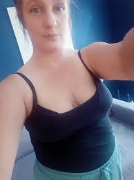 Chciałam się tylko pochwalic efektem diety po 6 tygodniach 💪 10 kg.  Specjalnie szukałam tej samej bluzki do zdjęcia, która już jest dosyć  luźna. Na początku, przez pierwsze 3 tygodnie korzystałam z