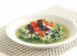 Pour 1.2 l water into a pot and bring to a boil. Egg Trio Soup With Spinach Chinese Spinach With Trio Eggs In Superior Broth Spice N Pans Once The Spinach Has Wilted And The Peas Are Warmed Through Lightly Beat And